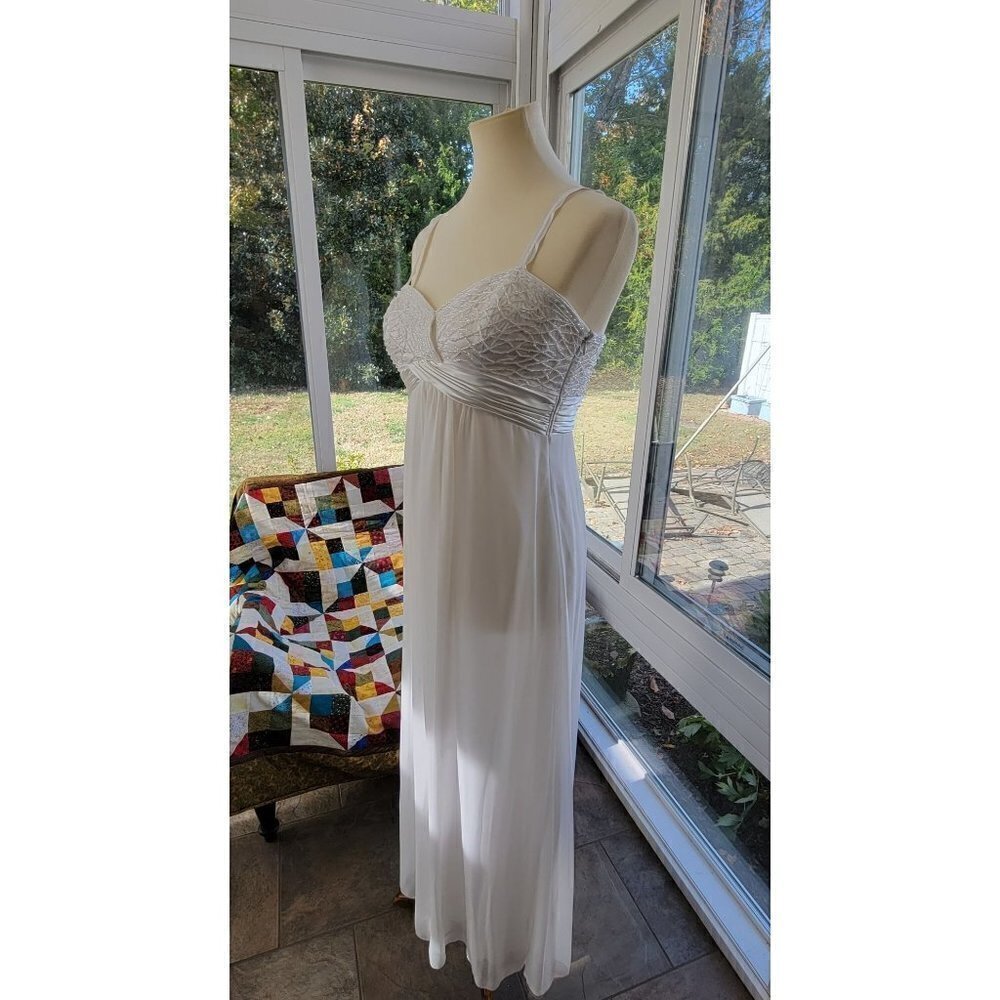 Beautiful Hailey Wedding Dress by Adrianna Papell - Picture 2 of 13